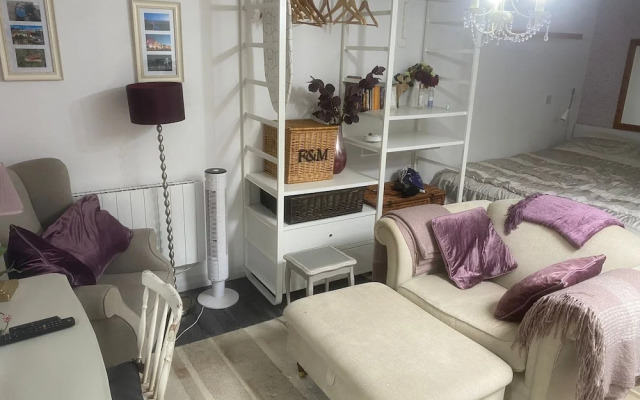 Cosy Self-contained Studio Flat in Bristol