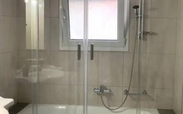 Bright 2bd apt, garden view & parking - Glyfada