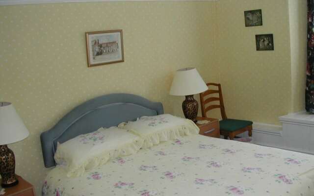 Neuadd Arms Hotel