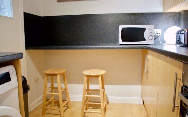 2 Bedroom Modern Home Sleeps 4