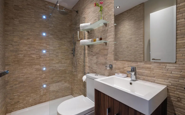 Stylish Fulham Flat With Patio by Underthedoormat