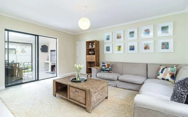 Spacious Sunningdale Retreat With Poolside Charm