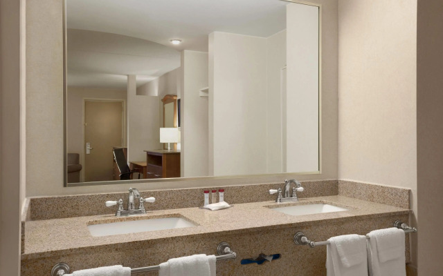 Ramada by Wyndham Rockville Centre