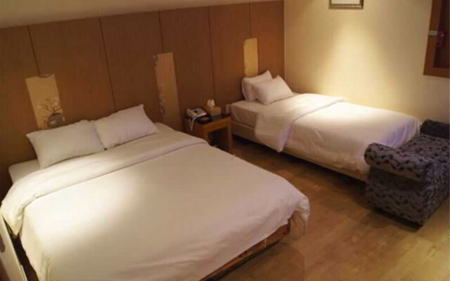 Two Be In Tourist Hotel