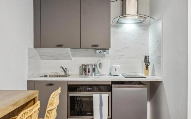 STH Sutherland Avenue Apartment