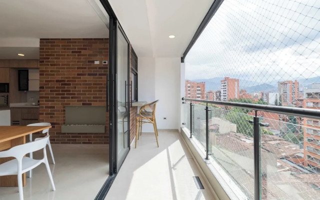 w Elegant 3BR w Outdoor Balcony