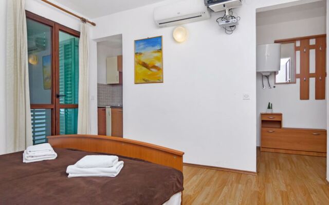 Apartment Cico Hvar/Pokrivenik 19132