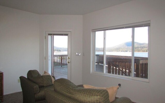 032 - Lakefront Village Escape