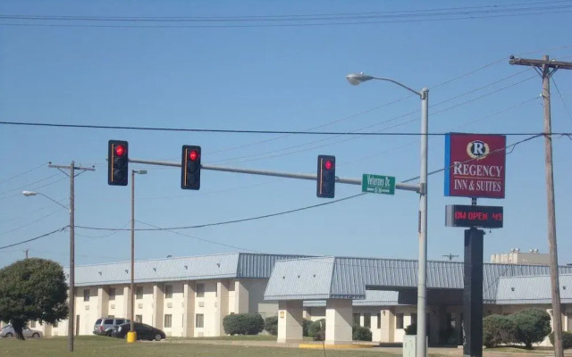 Econo Lodge Inn & Suites