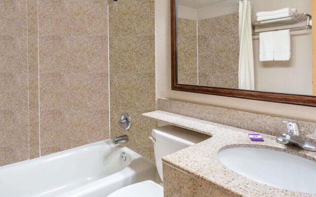 Breeze Inn & Suites