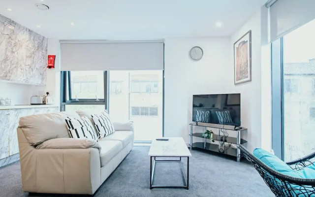 Airy and Bright Apartment in City Center