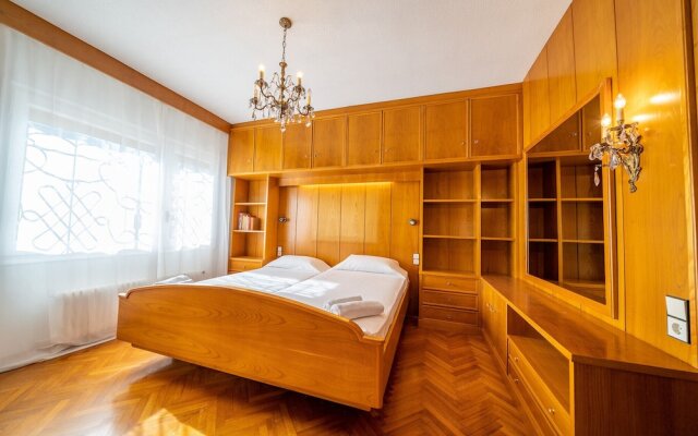 HomeHolidaysRentals Fragance Apartment