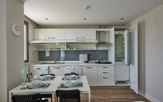 Lara Suite's