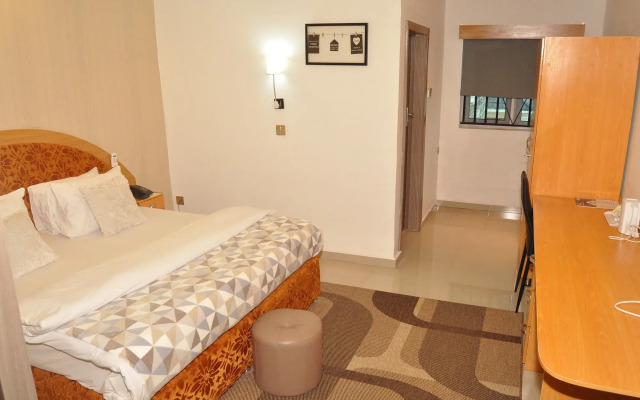 Ne-Yo Hotel and Suites