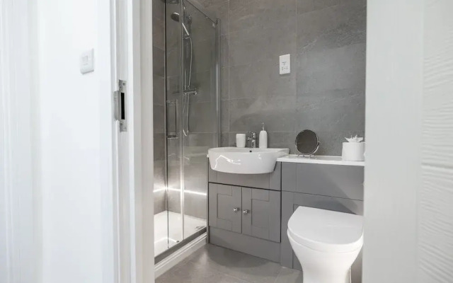 Impeccable 2-bed Apartment in Camberley