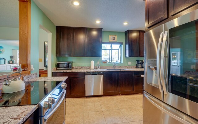 Waterfront Oasis w/ Hot Tub ~ 10 Mi to Dtwn Tampa