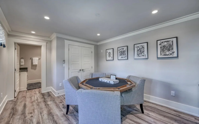 Modern Luxurious Home-w/game Room and Firepit!