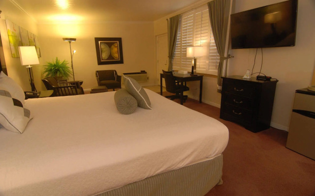 Econo Lodge Inn & Suites