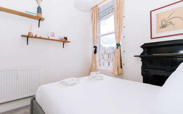 Spacious 3 Bedroom Flat in Edinburgh
