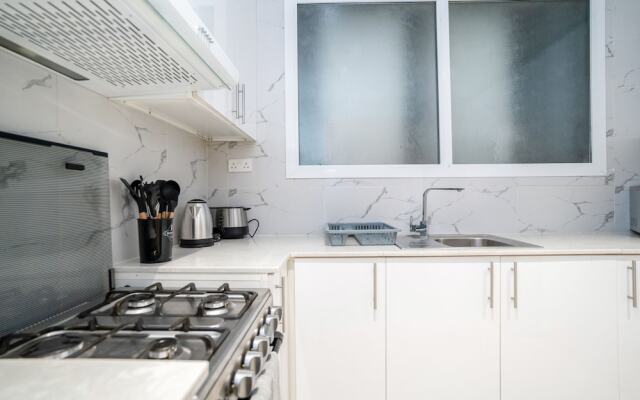 Tanin - Modern Spacious 1BR Apartment With 2 Balconies