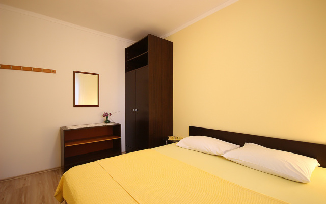 Apartment Dino - apartments with hot tub: A3 Novalja, Island Pag