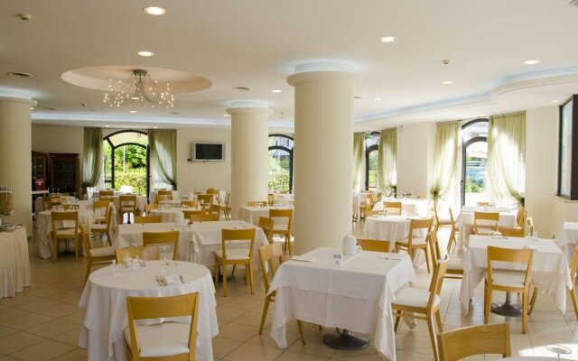 Almaluna Hotel  Resort