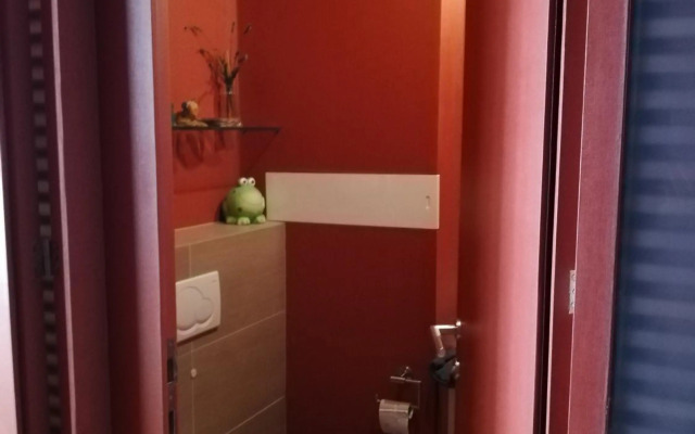 Room in maisonette with garden, parking place