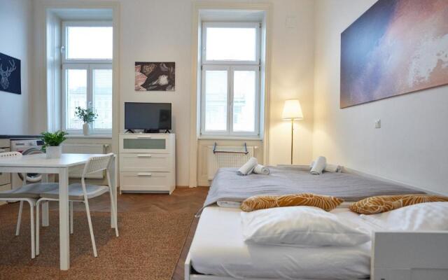 Nice Studio Close To Metro III