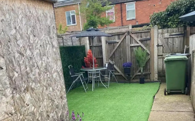 Cosy 2 Bed House - Sleeps 3, Parking & Garden