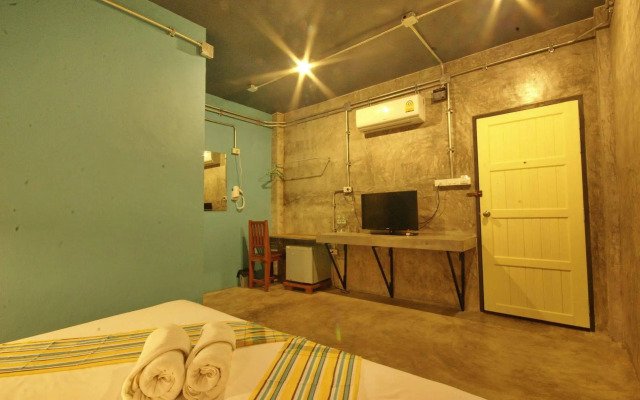Seabox Khaolak Hostel