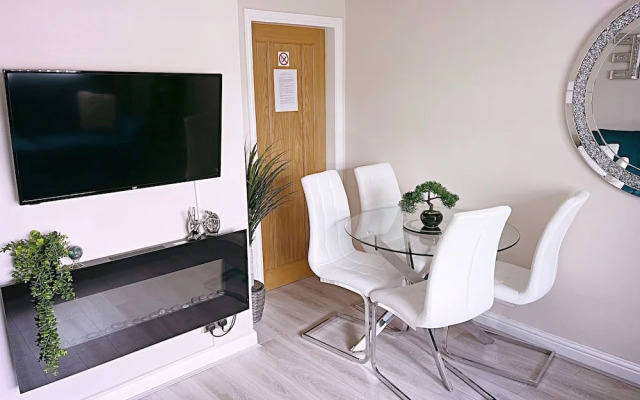 The Serene Stays - 3 Bed Home in Oldham Manchester