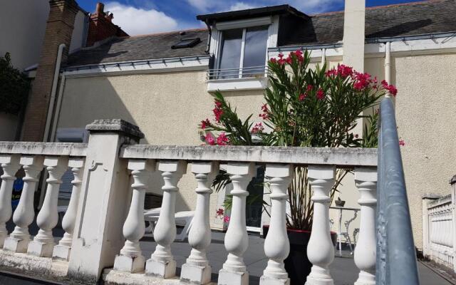 Studio privatisé avec terrasse dans maison de charme angevine