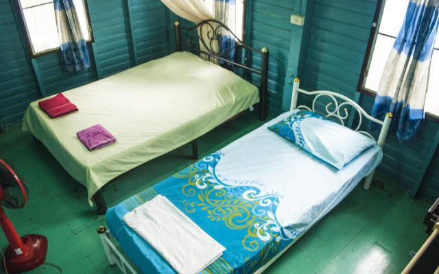 New Phiman Riverview Guesthouse - Hostel