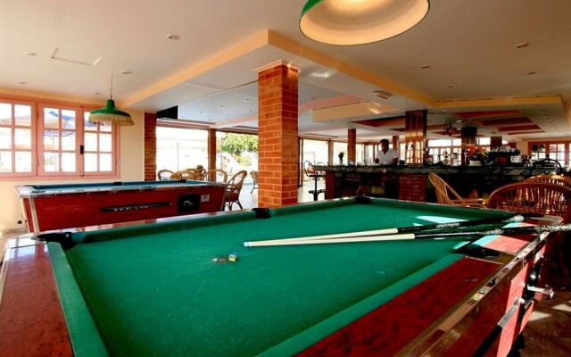 Lavris Hotel & Bungalows
