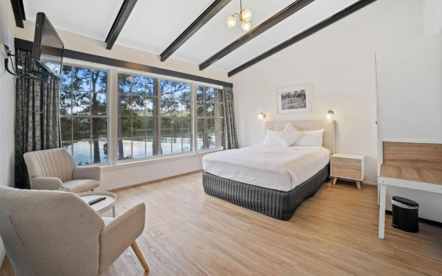 The Fox and Hounds Historic Hotel