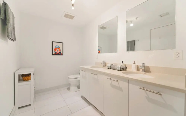 Lovely Condo|Pool & Parking at Midblock