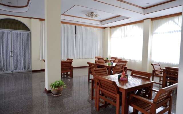 Dee Prom Hotel