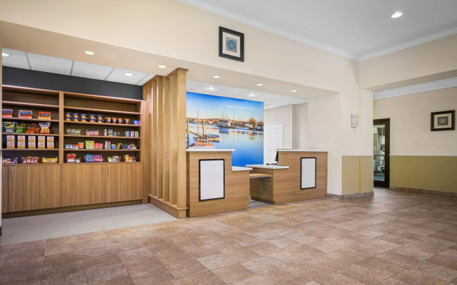 La Quinta Inn & Suites by Wyndham Stonington-Mystic Area