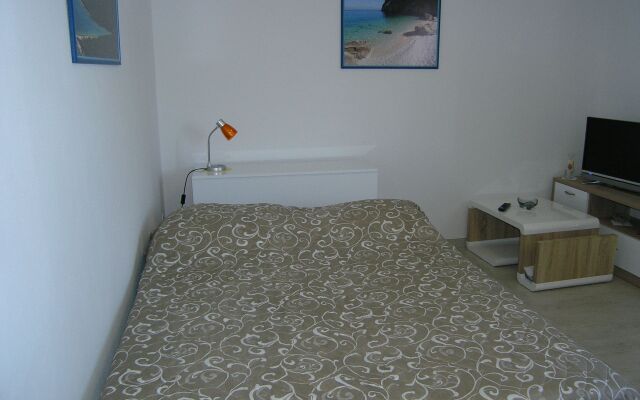 Studio apartment Mici 2 - great loaction and relaxing: SA2  Cres, Island Cres
