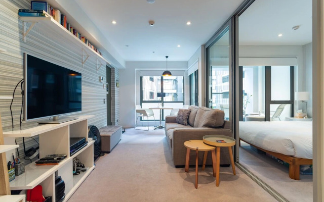 Toodle's Pristine inner-city nest with carpark