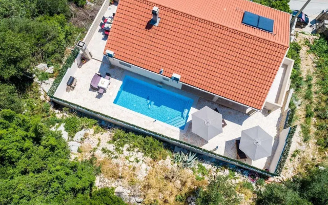 Villa Tranquility Nest Beniva - Three-bedroom Villa With Swimming Pool and Partial Sea View