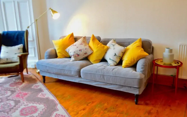 Spacious 2 Bedroom Apartment Near Holyrood Park