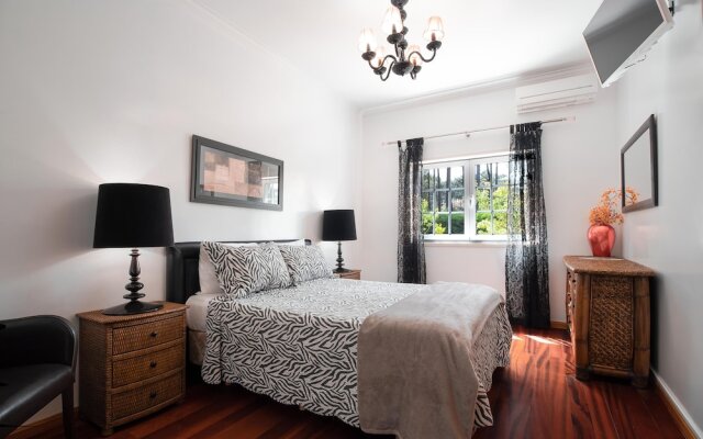 Aroeira Villa Sleeps 10 With Pool