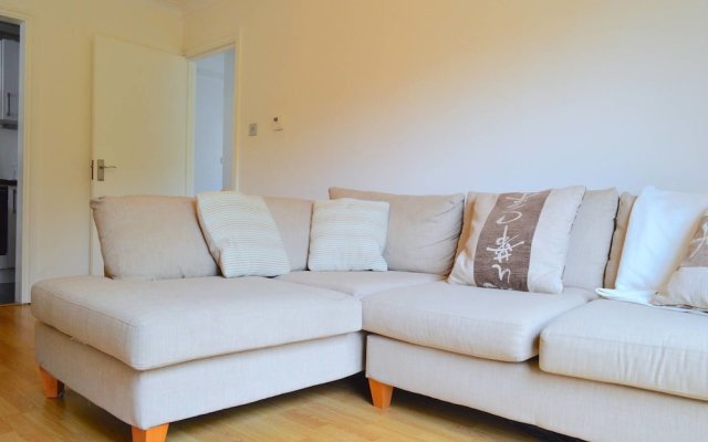 Spacious 1 Bedroom Flat Minutes From Oval