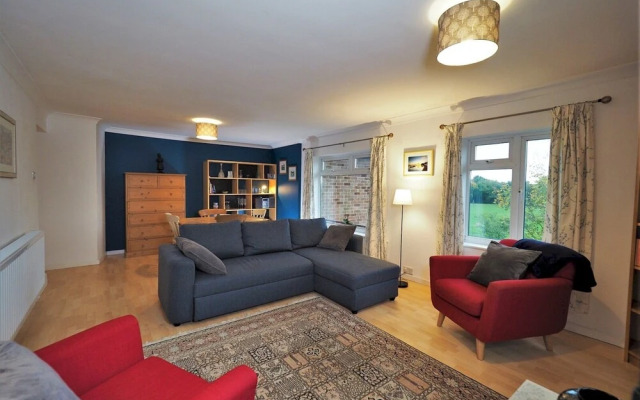 Quiet APT Sleeps 4-6 Central Windsor With Parking