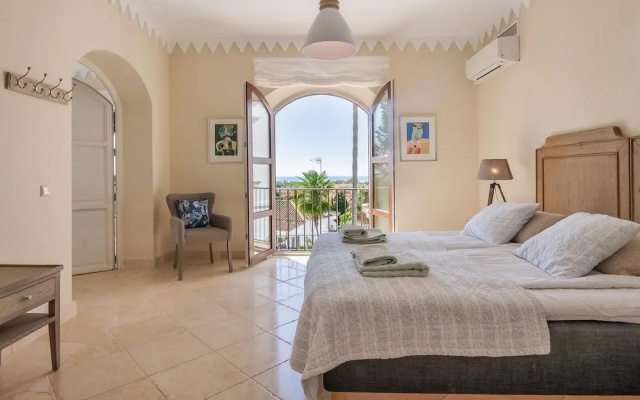 Super Villa Near Beach with Heated Pool