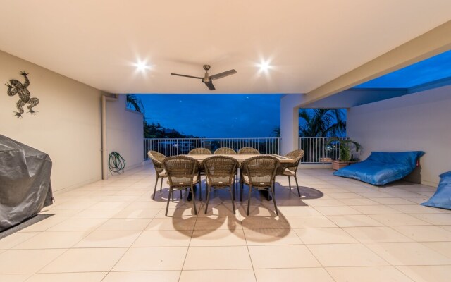 Azure Seas Executive - Airlie Beach