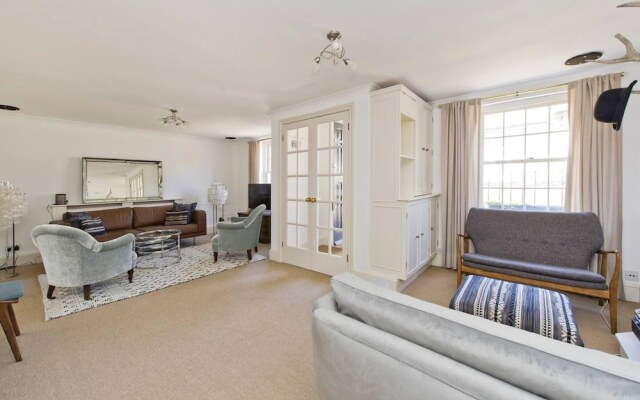 Traditional 2-bed Apartment Notting Hill