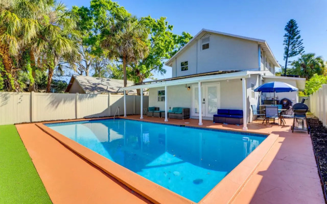 Saltwater Pool & Putting Green: Bradenton Oasis