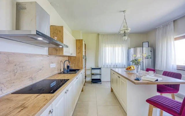 Hedonistic Vineyard Estate With Hot Tub